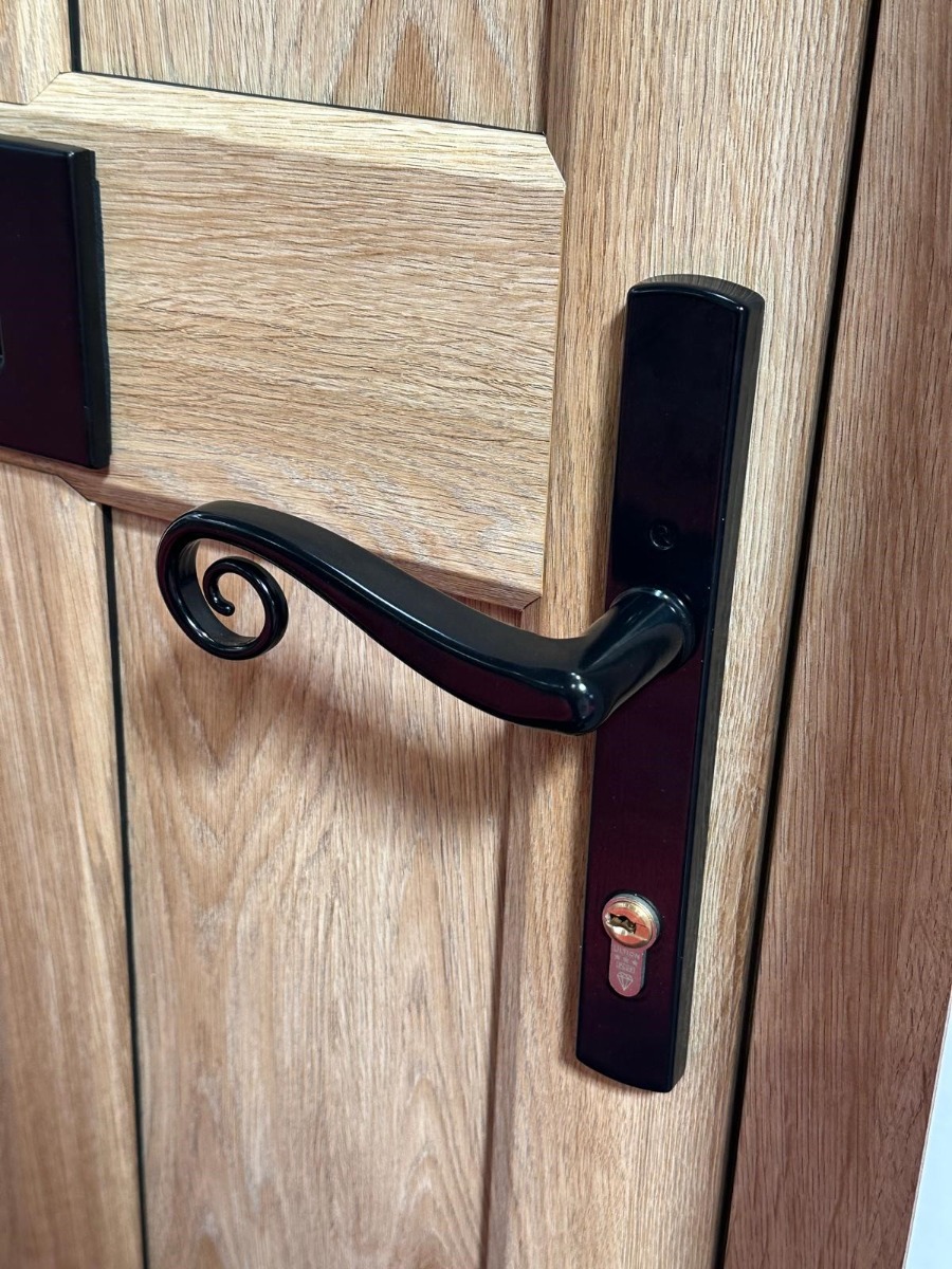 Regal Hardware Monkey Tail handle fitted to a traditional heritage style door at FIT Show 2025