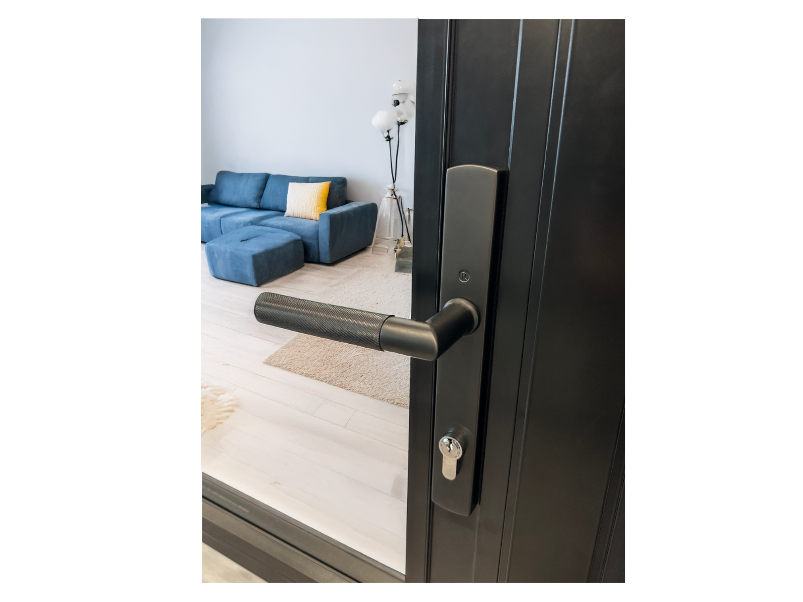 Adds an industrial edge to steel-look and heritage aluminium doors